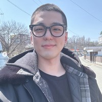 “tiba tiba udah botak aja😭🙏” “rambut sudah belah tengah biar cewe terpanah,malah di gundul,” “sedih masnya wamil tapi SELCANYA GEMESH BNGTTTT. Ditunggu kamu balik mas,” komentar penggemar di Instagram Kim Min Kyu. Foto: dok. Instagram @mingue.k