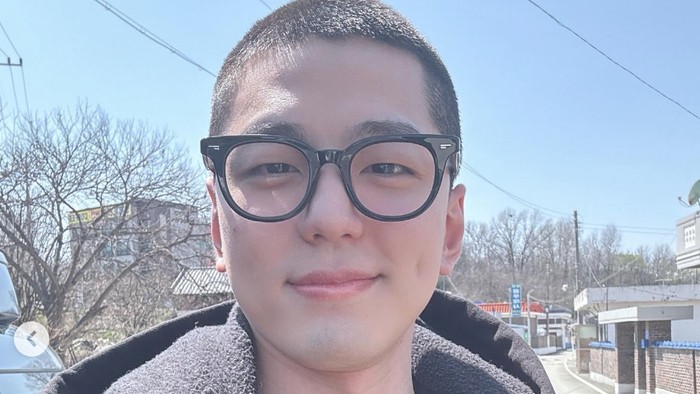 Kim Min Kyu pamer rambut cepak sebelum berangkat wajib militer