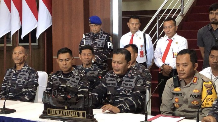 Komandan Lantamal II Padang, Laksamana Pertama TNI Syufenri didampingi Kapolres Sawahlunto, AKBP Purwanto Hari Subekti. (M Afdal Afrianto/detikSumut)