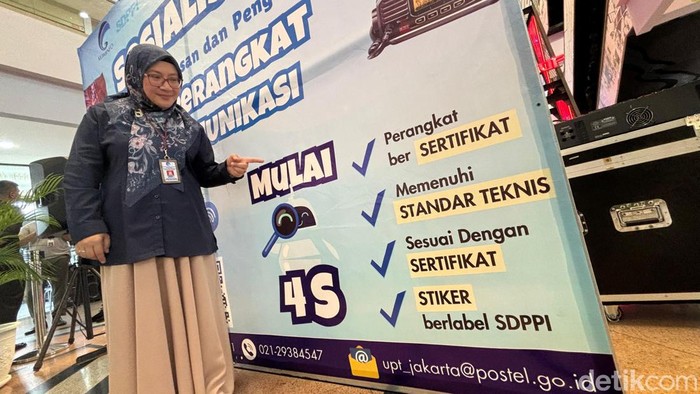Kementerian Komunikasi dan Informatika (Kominfo) melakukan sosialisasi kepada para pedagang elektronik untuk tidak menjual perangkat telekomunikasi ilegal.