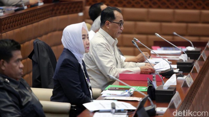 Komisi V DPR melakukan rapat kerja dengan Menteri Perhubungan Budi Karya Sumadi dan Menteri PUPR Basuki Hadimuljono hari ini. Rapat membahas persiapan Mudik 2024.