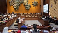 Begini suasana rapat kerja Komisi V DPR melakukan rapat kerja dengan Menteri Perhubungan Budi Karya Sumadi dan Menteri PUPR Basuki Hadimuljono.  