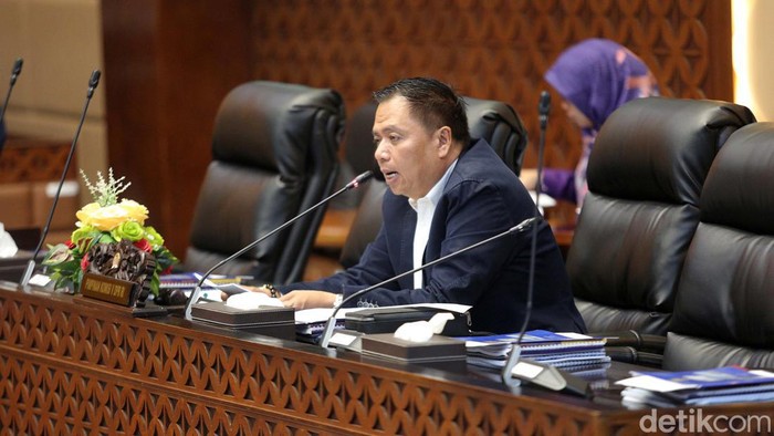 Komisi V DPR melakukan rapat kerja dengan Menteri Perhubungan Budi Karya Sumadi dan Menteri PUPR Basuki Hadimuljono hari ini. Rapat membahas persiapan Mudik 2024.