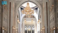 Lampu gantung, lentera, dan lampu lainnya tersebut memiliki desain unik yang selaras dengan gaya arsitektur Masjidil Haram. Lampu-lampu ini terbuat dari baja tahan karat berlapis emas 2 mikron. Berat tiap lampu mencapai 280 kilogram, serta dilengkapi lapisan pelindung pernis yang tahan goresan dan guncangan.
