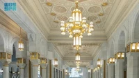 Lampu LED yang terpasang di pilar dan dinding luar ini terdiri dari lampu gantung, lentera, serta lampu hemat energi yang meningkatkan efisiensi penerangan sekaligus menghemat energi.