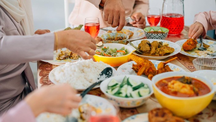 Lezatnya Sajian Lebaran dengan Rendang dan Ketupat yang Selalu Dinanti