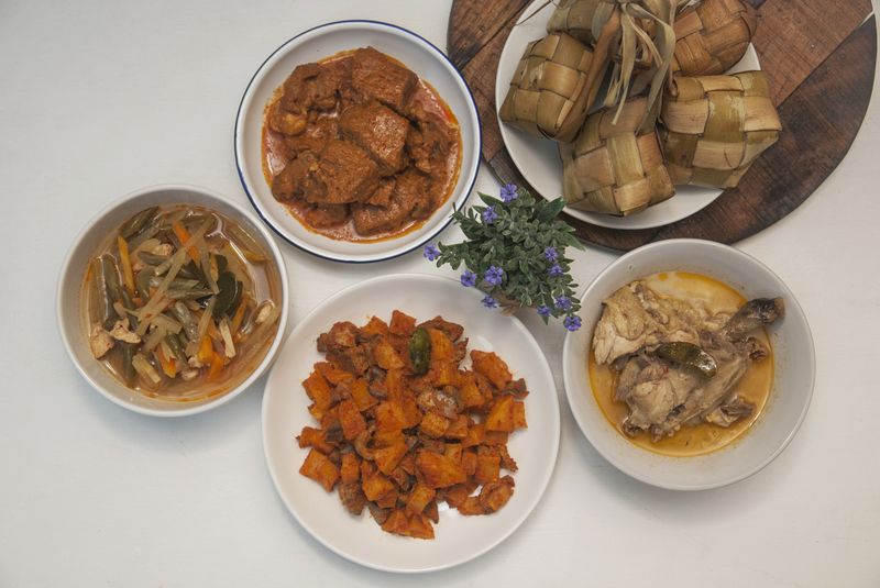 Lezatnya Sajian Lebaran dengan Rendang dan Ketupat yang Selalu Dinanti