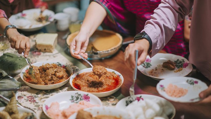 Lezatnya Sajian Lebaran dengan Rendang dan Ketupat yang Selalu Dinanti