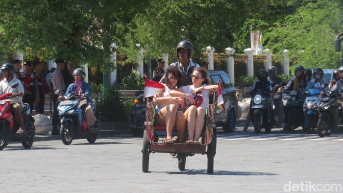 Wisatawan mancanegara tengah melintas kawasan Titik Nol Kilometer belum lama ini. Foto diunggah Selasa (2/4/2024).