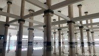 Diresmikan pada 15 April 2017, Adhi Moersid selaku arsitek merancang Masjid Raya KH Hasyim Asyari dengan baluran budaya budaya betawi yang kental, terlihat bangunan atap limas runcing tanpa kubah, ornamen gigi balang pada bangunan, dan pagar langkan juga menghiasi masjid ini. Berada di lokasi yang luas membuat masjid ini juga kerap digunakan untuk berbagai kegiatan ekonomi dan menjadi salah satu tempat isolasi para pasien covid pada masa pandemi.  