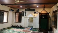 Di bangun oleh Syekh Said bin Naum selaku Kapiten Arab pertama di Batavia pada tahun 1829, Masjid Langgar Tinggi menjadi asal usul kampung sekitarnya diberi nama Pekojan. Hal tersebut dikarenakan masjid ini banyak didatangi oleh orang-orang India saat itu. Bangunan Masjid Langgar Tinggi juga menyerap berbagai nilai kebudayaan dari berbagai suku dan etnis. Pilar-pilar pada masjid ini mencerminkan kebudayaan Eropa, penyangga bagian luar diserap dari kebudayaan China, dan penggunaan balok-balok rangka payung yang mencerminkan kebudayaan Jawa.  
