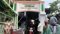 Keempat ada Masjid Jami Angke. Berada di Kampung Angke sebagai pusat transit para pedagang dan pendakwah dari mancanegara membuat bangunan masjid ini juga memiliki arsitektur yang unik.   