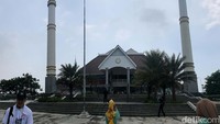 Pertama, ada Masjid Raya KH Hasyim Asyari. Banyak orang mengira bahwa Masjid Istiqlal merupakan masjid raya pertama di Jakarta. Namun nyatanya Masjid Istiqlal merupakan milik negara dan Masjid Raya KH Hasyim Asyari lah yang menjadi masjid raya pertama di Jakarta.