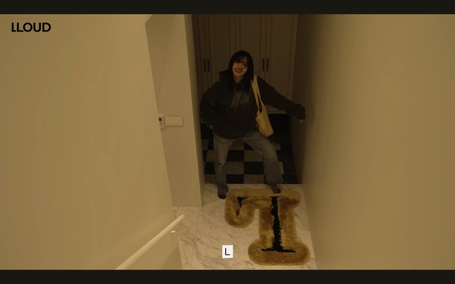 Lisa BLACKPINK juga mengenalkan ruangan basement yang terhubung dengan garasi rumahnya. Ruangan tersebut berhias karpet inisial namanya ‘L’ seperti yang terlihat dalam video klip lagunya LALISA. Foto: dok. YouTube @wearelloud