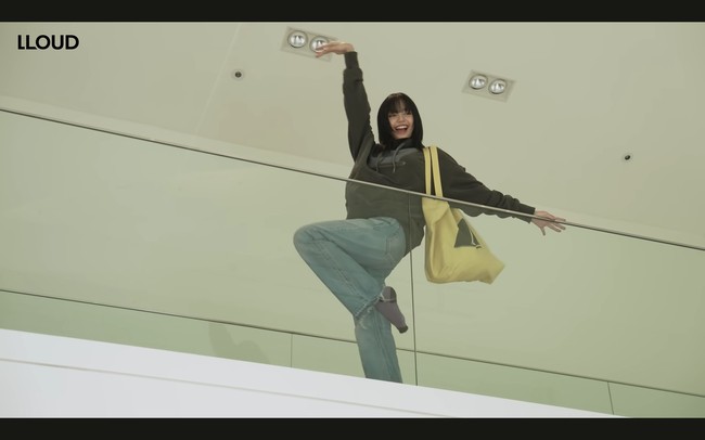 Seperti dilansir dari allkpop, Lisa BLACKPINK membeli rumah mewah di kawasan Seongbuk-dong, Seoul seharga 7,5 miliar won atau sekitar Rp 88 miliar dengan uang tunai. Rumah yang dibelinya tahun lalu itu melewati banyak proses renovasi agar sesuai dengan preferensi Lisa BLACKPINK. Foto: dok. YouTube @wearelloud