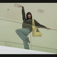 Seperti dilansir dari allkpop, Lisa BLACKPINK membeli rumah mewah di kawasan Seongbuk-dong, Seoul seharga 7,5 miliar won atau sekitar Rp 88 miliar dengan uang tunai. Rumah yang dibelinya tahun lalu itu melewati banyak proses renovasi agar sesuai dengan preferensi Lisa BLACKPINK. Foto: dok. YouTube @wearelloud