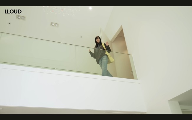 Dan inilah sekilas penampakan lantai dua rumah Lisa BLACKPINK dengan kaca pembatas dan lampu chandelier minimalis. Foto: dok. YouTube @wearelloud