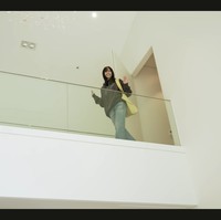 Dan inilah sekilas penampakan lantai dua rumah Lisa BLACKPINK dengan kaca pembatas dan lampu chandelier minimalis. Foto: dok. YouTube @wearelloud