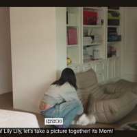 Kini Lisa BLACKPINK merawat anak bulunya di rumahnya sendiri. Dia memperkenalkan Lily, yang merupakan hasil perkawinan salah satu kucingnya Luca dan kucing Jennie BLACKPINK, Jennie the Cat. Namun, sejumlah penggemar salah fokus menyorot ruang bersantainya dengan rak penuh box bergambar mobil sport. Foto: dok. YouTube @wearelloud