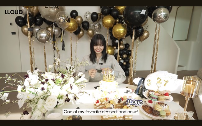 Saat Lisa BLACKPINK menempati dekorasi meja yang disiapkan tim LLOUD, tampak tangga menuju lantai dua di area tersebut. Foto: dok. YouTube @wearelloud