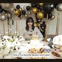 Saat Lisa BLACKPINK menempati dekorasi meja yang disiapkan tim LLOUD, tampak tangga menuju lantai dua di area tersebut. Foto: dok. YouTube @wearelloud