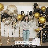 Berhubung konten tersebut diambil di hari ulang tahun Lisa BLACKPINK, ruangan utama rumahnya dipenuhi dengan dekorasi balon berwarna gold dan hitam. Lisa BLACKPINK mengatakan area tersebut biasanya dibiarkan kosong tanpa furnitur. Foto: dok. YouTube @wearelloud