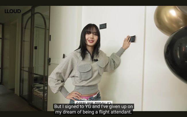 “Ini rumahku. Banyak penggemar yang bertanya ‘Lisa, tunjukkan rumahmu’. Jadi hari ini, untuk memperingati video YouTube pertama We are LLOUD, aku menunjukkan rumahku,” ungkap Lisa di awal videonya. Foto: dok. YouTube @wearelloud