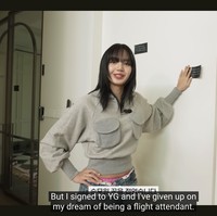 “Ini rumahku. Banyak penggemar yang bertanya ‘Lisa, tunjukkan rumahmu’. Jadi hari ini, untuk memperingati video YouTube pertama We are LLOUD, aku menunjukkan rumahku,” ungkap Lisa di awal videonya. Foto: dok. YouTube @wearelloud