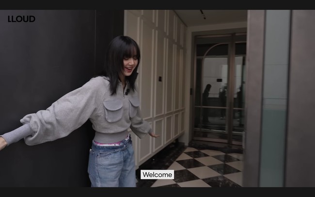 Sambil mengungkapkan beberapa fakta tentang dirinya, Lisa BLACKPINK mengenalkan rumahnya yang memiliki desain modern dan minimalis. Setelah melewati pintu berakses smart door lock, pengunjung rumah Lisa BLACKPINK akan memasuki lorong yang terhubung dengan pintu kaca menuju bagian dalam rumahnya. Foto: dok. YouTube @wearelloud
