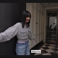 Sambil mengungkapkan beberapa fakta tentang dirinya, Lisa BLACKPINK mengenalkan rumahnya yang memiliki desain modern dan minimalis. Setelah melewati pintu berakses smart door lock, pengunjung rumah Lisa BLACKPINK akan memasuki lorong yang terhubung dengan pintu kaca menuju bagian dalam rumahnya. Foto: dok. YouTube @wearelloud