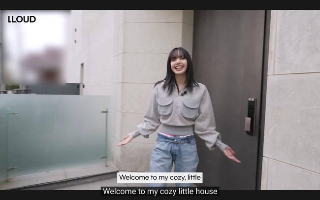 Di hari ulang tahunnya, Rabu (27/3/2024), Lisa BLACKPINK menunjukkan isi rumahnya lewat konten YouTube LLOUD Official. Seperti diketahui, Lisa BLACKPINK menjadi CEO dari agensi yang didirikannya itu. Foto: dok. YouTube @wearelloud