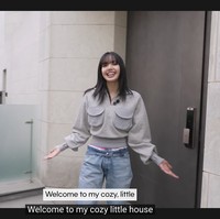 Di hari ulang tahunnya, Rabu (27/3/2024), Lisa BLACKPINK menunjukkan isi rumahnya lewat konten YouTube LLOUD Official. Seperti diketahui, Lisa BLACKPINK menjadi CEO dari agensi yang didirikannya itu. Foto: dok. YouTube @wearelloud