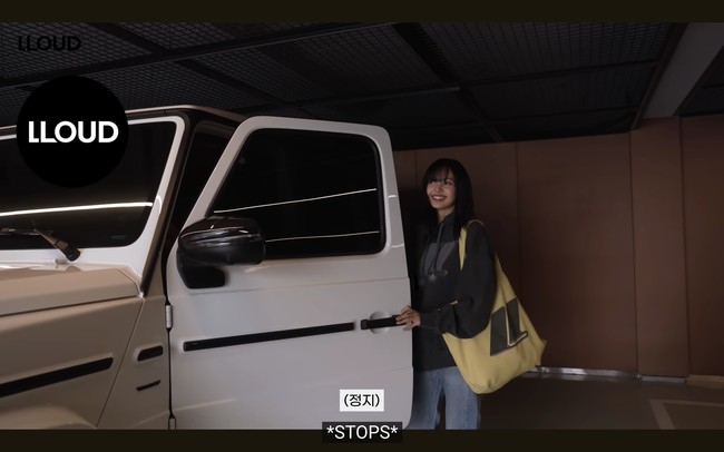 Tampil dalam balutan jaket dan totebag, yang menjadi merchandise official LLOUD. Lisa BLACKPINK menunjukkan mobil mewahnya dari Mercedes Benz tipe AMG G 63 SUV seharga $179,900 atau Rp 2,8 miliar. Foto: dok. YouTube @wearelloud