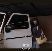 Tampil dalam balutan jaket dan totebag, yang menjadi merchandise official LLOUD. Lisa BLACKPINK menunjukkan mobil mewahnya dari Mercedes Benz tipe AMG G 63 SUV seharga $179,900 atau Rp 2,8 miliar. Foto: dok. YouTube @wearelloud