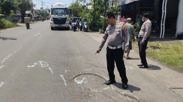 Lokasi kejadian pemotor tewas usai kecelakaan beruntun di Gresik