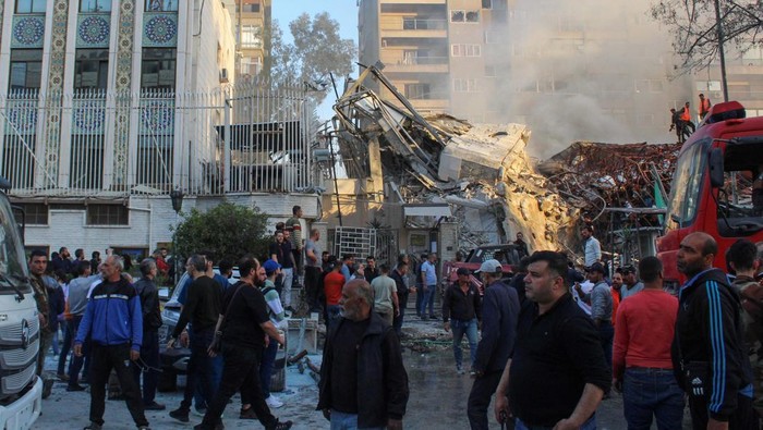 Memanas! Gedung Konsulat Iran di Suriah Hancur Dirudal Israe People gather near the damaged site after what Syrian and Iranian media described as an Israeli air strike on Iran's consulate in the Syrian capital Damascus April 1, 2024. REUTERS/Firas Makdesi