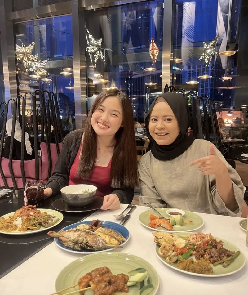 Menghormati Muslim, Pelanggan China Ini Baru Makan Usai Azan Magrib