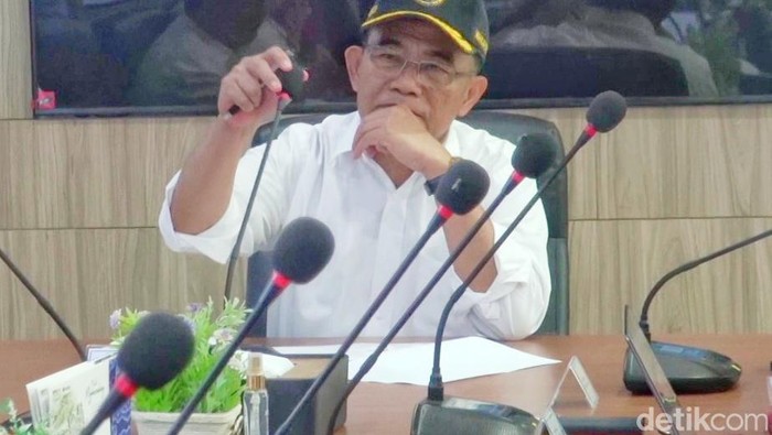 Menko PMK Muhadjir Effendy saat rapat di Pos Pantau Tol Japek.