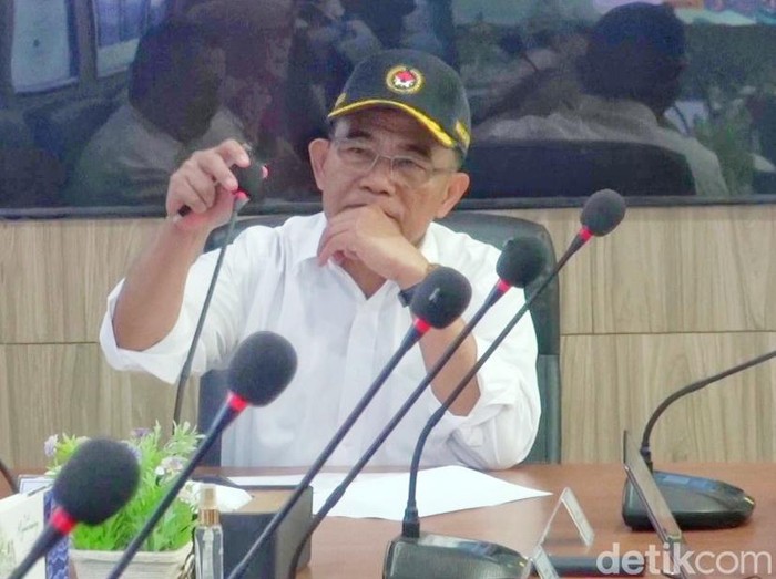 Menko PMK Muhadjir Effendy saat rapat di Pos Pantau Tol Japek.