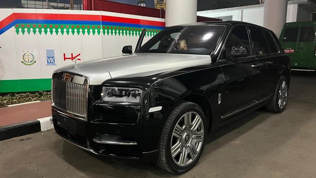 Mobil mewah Rolls-Royce berwarna hitam milik suami Sandra Dewi, Harvey Moeis disita oleh Kejaksaan Agung. (Dok. Detikcom/Rumondang Naibaho)