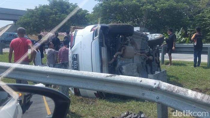 Mobil terguling tol pasuruan