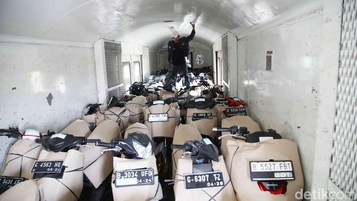 Momen DJKA Berangkatkan Perdana Kereta Api Angkutan Motor