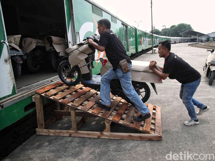 Momen DJKA Berangkatkan Perdana Kereta Api Angkutan Motor