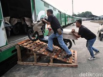 Momen DJKA Berangkatkan Perdana Kereta Api Angkutan Motor