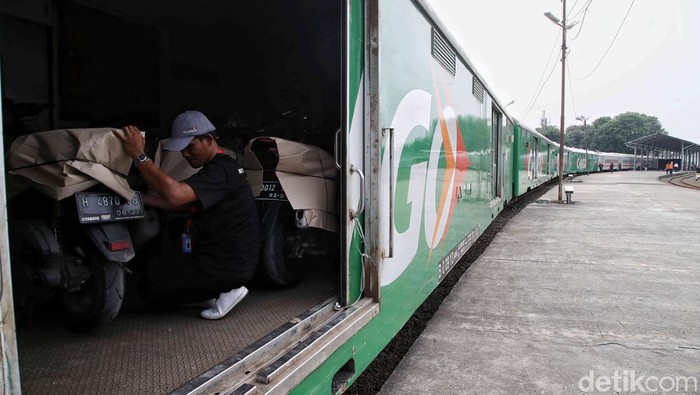 Momen DJKA Berangkatkan Perdana Kereta Api Angkutan Motor