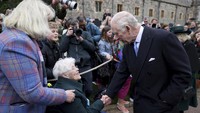 Raja Charles III dan Ratu Camilla dari Inggris menyapa masyarakat usai menghadiri Kebaktian Matins Paskah di Kapel St. George, Kastil Windsor, Inggris, Minggu (31/3). Ini acara publiknya yang paling penting sejak didiagnosis menderita kanker bulan lalu.