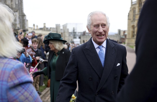 Raja Charles adalah penguasa monarki Kerajaan Inggris saat ini. Putra Sulung Ratu Elizabeth II dan Pangeran Philip ini secara resmi naik takhta pada 6 Mei 2023. Raja Charles menduduki posisi puncak anggota Kerajaan Inggris terkaya, dengan total kekayaan bersih mencapai US$ 800 juta atau sekitar Rp 14 triliun. Foto: Hollie Adams/Pool Photo via AP