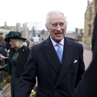 Raja Charles adalah penguasa monarki Kerajaan Inggris saat ini. Putra Sulung Ratu Elizabeth II dan Pangeran Philip ini secara resmi naik takhta pada 6 Mei 2023. Raja Charles menduduki posisi puncak anggota Kerajaan Inggris terkaya, dengan total kekayaan bersih mencapai US$ 800 juta atau sekitar Rp 14 triliun. Foto: Hollie Adams/Pool Photo via AP