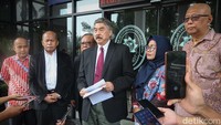 Menurut dia, KPU menerima pendaftaran para capres-cawapres pada 27 Oktober 2023 tanpa mengubah PKPU Nomor 19. Adapun, persyaratan capres-cawapres berdasarkan PKPU Nomor 19 belum disesuaikan dengan putusan Mahkamah Konstitusi (MK) nomor 90/PUU-XXI/2023 yang mengubah Pasal 169 huruf q UU Pemilu.
