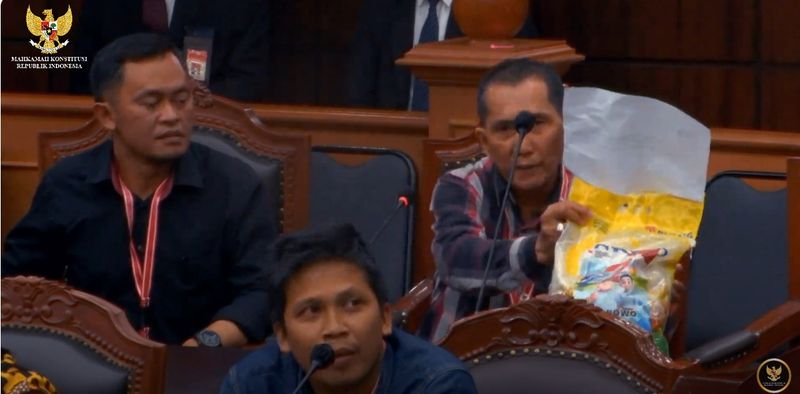 Momen saksi Ganjar tunjukkan karung beras berstiker Prabowo-Gibran di MK (dok. YouTube MK)